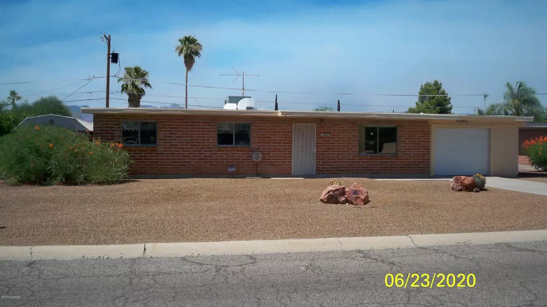 6925 E Calle Ileo, Tucson, AZ 85710