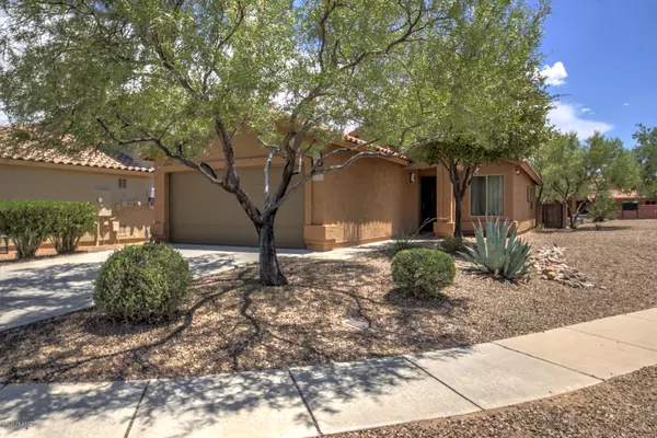 571 W Amber Hawk Court, Green Valley, AZ 85614