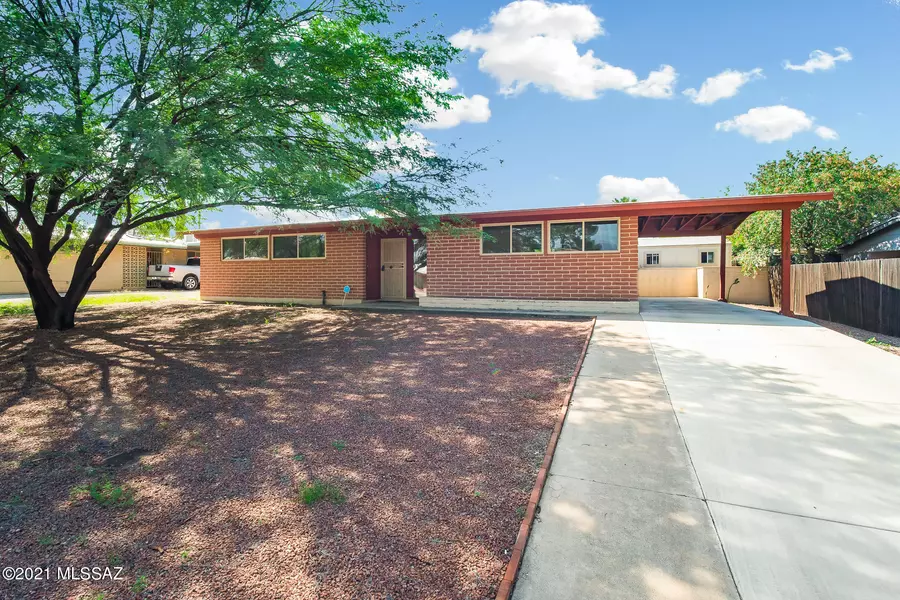 8322 E Desert Steppes Drive, Tucson, AZ 85710