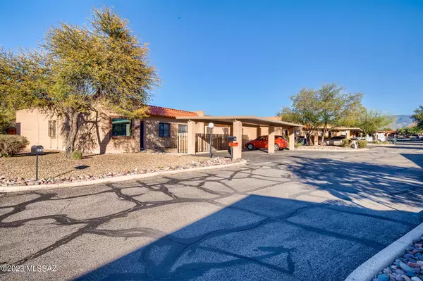 8927 E Calle Norlo, Tucson, AZ 85710