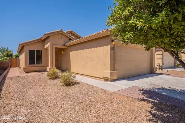 721 W Cholla Crest Drive, Green Valley, AZ 85614