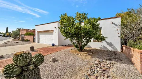 336 S Paseo Chico,  Green Valley,  AZ 85614