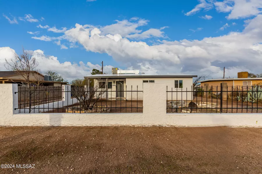 6824 S Burcham Avenue, Tucson, AZ 85756