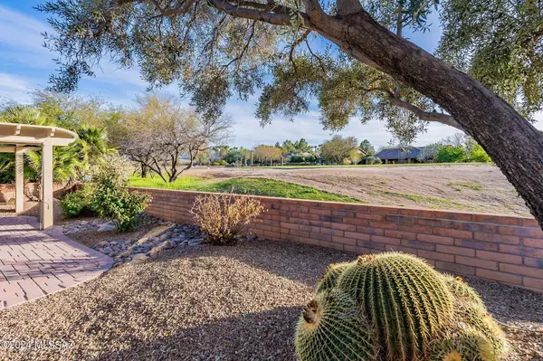 2046 E Desert Fox Drive, Green Valley, AZ 85614