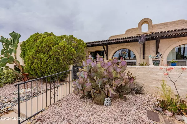 240 S Camino Del Portillo, Green Valley, AZ 85614