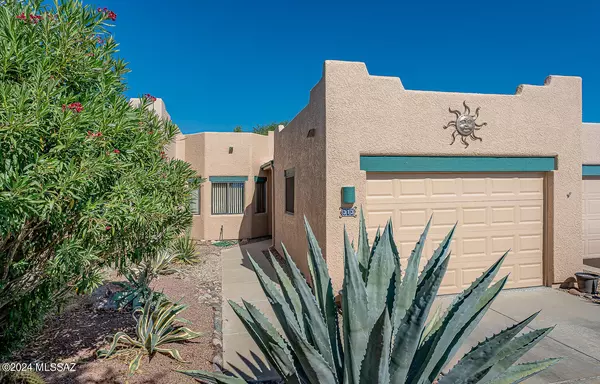 313 N Royal Bell Drive, Green Valley, AZ 85614