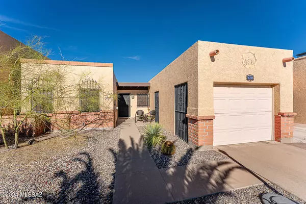 1212 W Camino Velasquez, Green Valley, AZ 85622