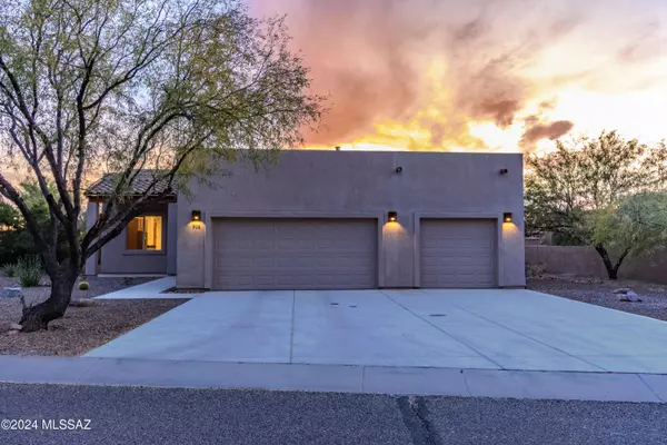 906 E Florida Saddle Drive, Green Valley, AZ 85614