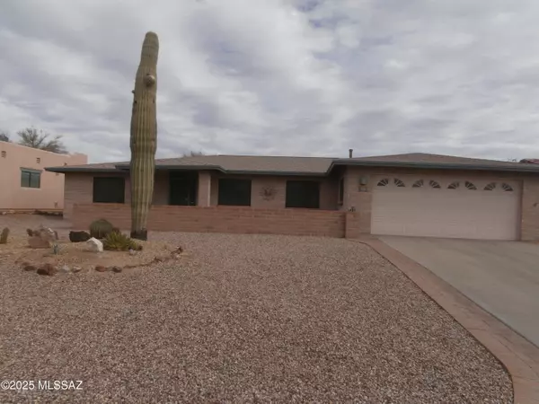 120 N Candlelight Drive, Green Valley, AZ 85614