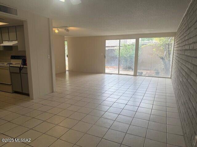 Tucson, AZ 85712,5701 E Glenn Street #16