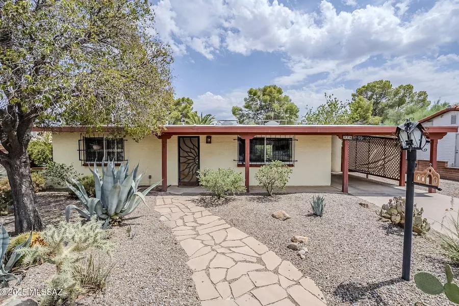 220 E Los Mangos, Green Valley, AZ 85614
