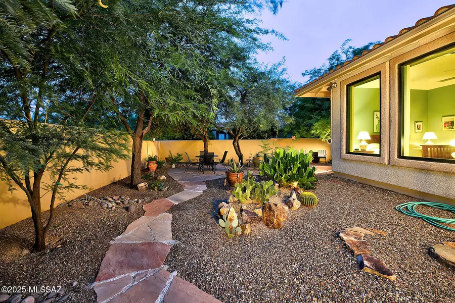 108 E Silverstone Place, Tucson, AZ 85737
