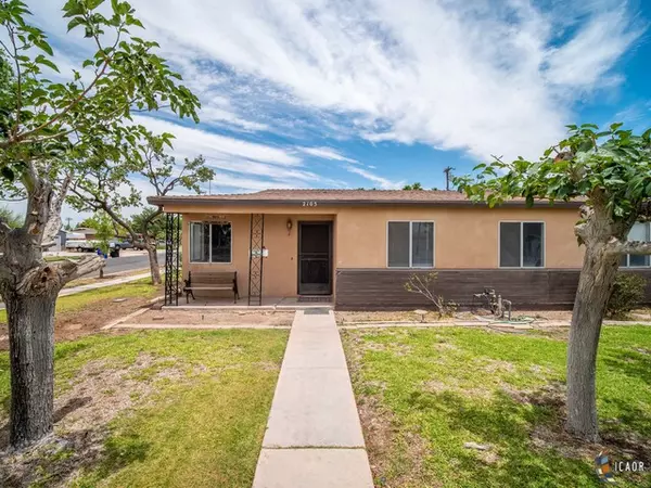 2105 Smoketree Ct, El Centro, CA 92243