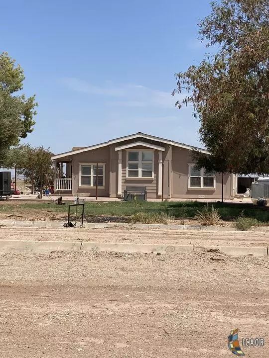 896 E Dealwood Rd, El Centro, CA 92243