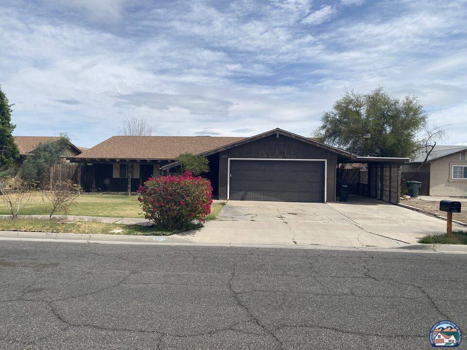 2115 Woodside Dr, El Centro, CA 92243