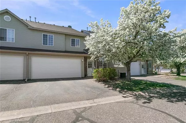 2433 Oakridge Circle, Hudson, WI 54016