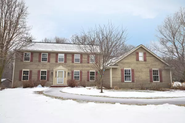 10554 Ridgefield Ct, Cedarburg, WI 53012