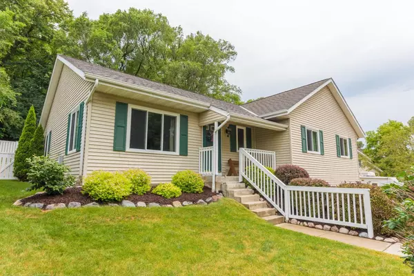 1420 Highlandview DRIVE, West Bend, WI 53095