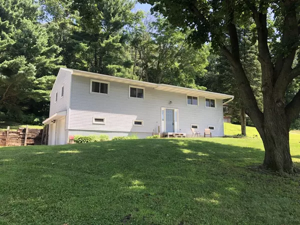 701 Hillcrest Dr, Holmen, WI 54636