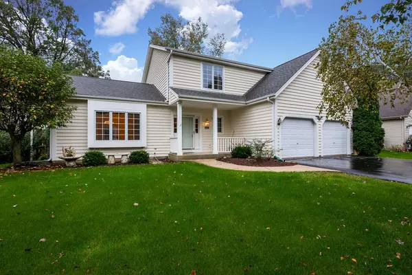627 Fairhurst Ln, Saukville, WI 53080
