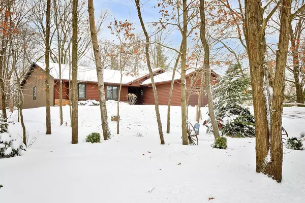 7856 Pathfinder Ln, West Bend, WI 53090