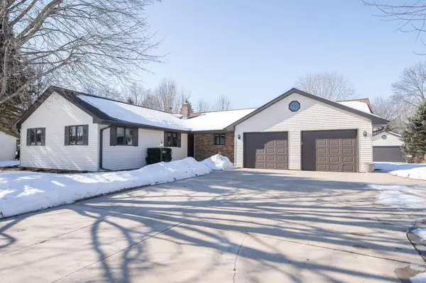 1001 Forest Grv, Howard, WI 54313