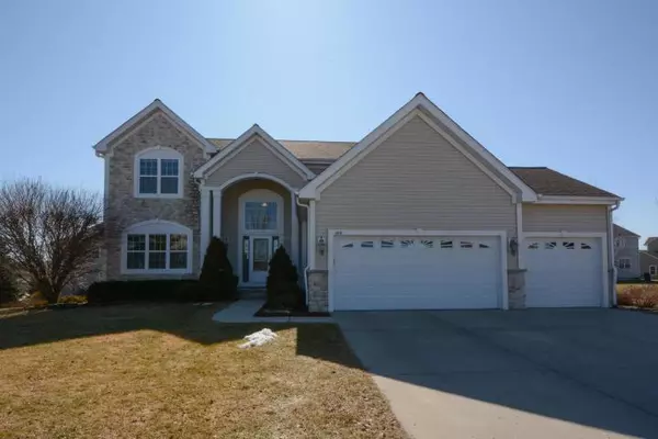648 Riverwood Ln, West Bend, WI 53095