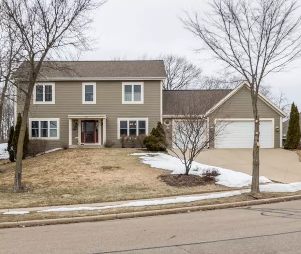 130 Upper Woodford CIRCLE, West Bend, WI 53090