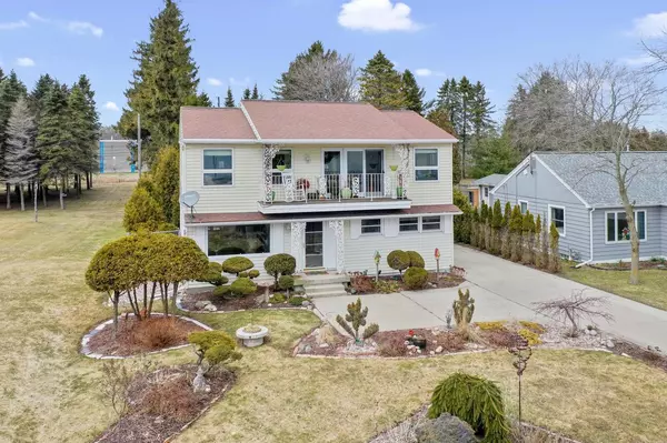 2922 Memorial Dr, Two Rivers, WI 54241