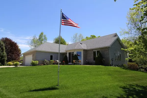 W5173 Strawberry Hill Rd, Elkhorn, WI 53121