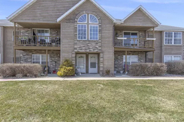 387 N Dries STREET #E, Saukville, WI 53080