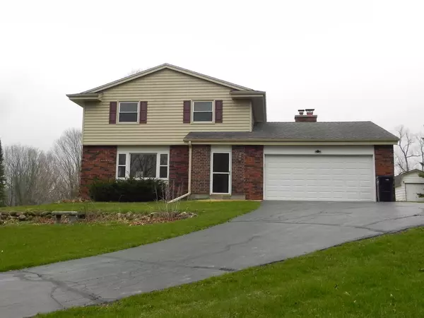 2460 Dunbar Ct, Saukville, WI 53080