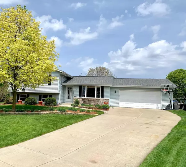 421 Lexington Ct, Watertown, WI 53098