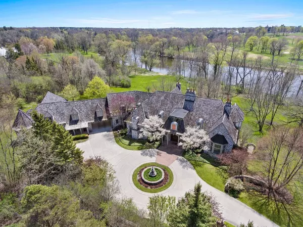 2135 W Dean Rd, River Hills, WI 53217