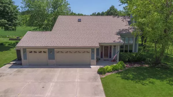 1409 Country Club Ln, Watertown, WI 53098