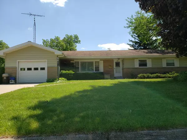 629 W Greenfield St, Elkhorn, WI 53121