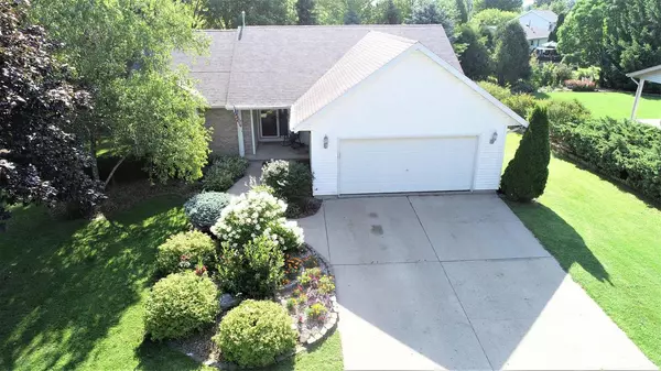 717 Bittersweet Ln, Watertown, WI 53094