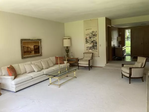 River Hills, WI 53217,1421 W Spruce #Ct