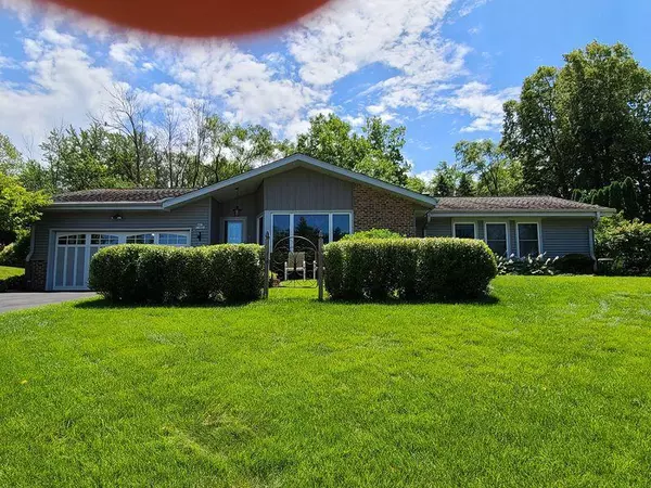 N82W15805 Valley View Dr, Menomonee Falls, WI 53051