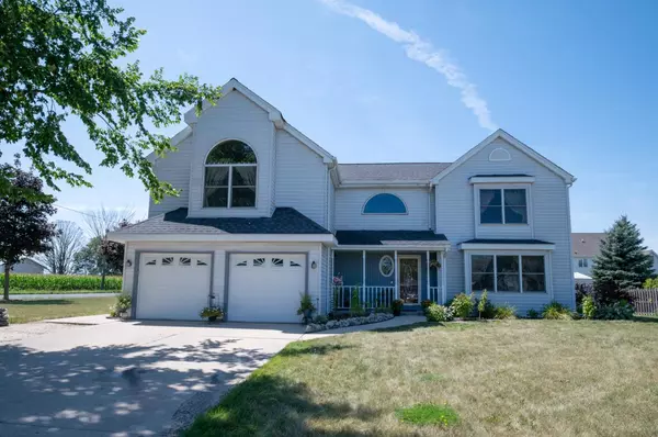 107 N Weiss Way, Saukville, WI 53080