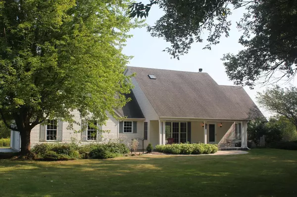 522 S Spring Ct, Summit, WI 53066