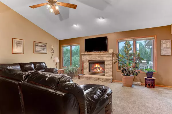 1623 Hedgestone LN, Howards Grove, WI 53083