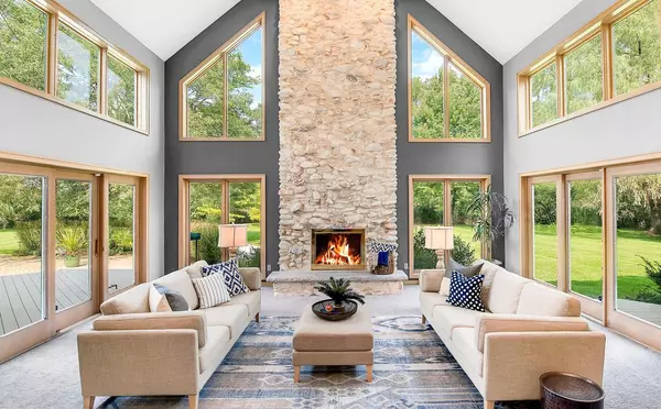 1630 W Green Brook Rd, River Hills, WI 53217