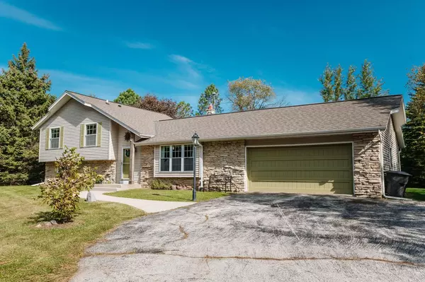 S75W31524 Arbor Dr, Mukwonago, WI 53149