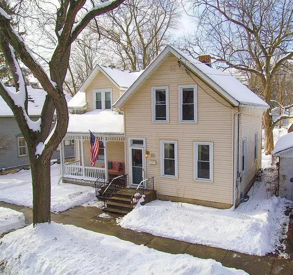 W58N455 Hilbert Ave, Cedarburg, WI 53012