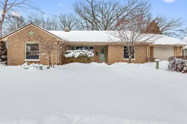 N59W5608 Edgewater Dr, Cedarburg, WI 53012