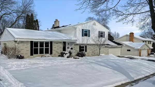 N81W7402 Hickory St, Cedarburg, WI 53012