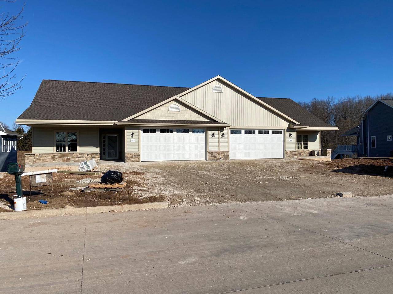 510 Maple Leaf COURT, Manitowoc, WI 54220