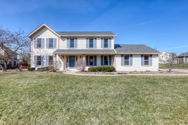 1047 Hillwood Blvd, Pewaukee, WI 53072