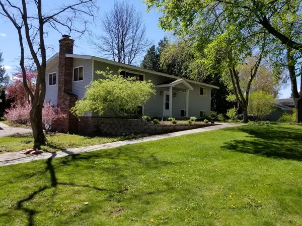 W395N5880 Almar DR, Oconomowoc, WI 53066